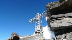 Wenn der Mond am Horizont ist und die Sonne sich am Gipfelkreuz des höchsten Berges der Schweiz ....