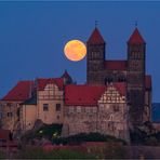 Wenn der Mond den Turm berührt