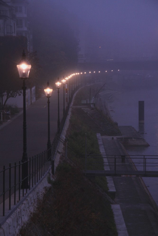 wenn der Tag in Basel am Rhein erwacht