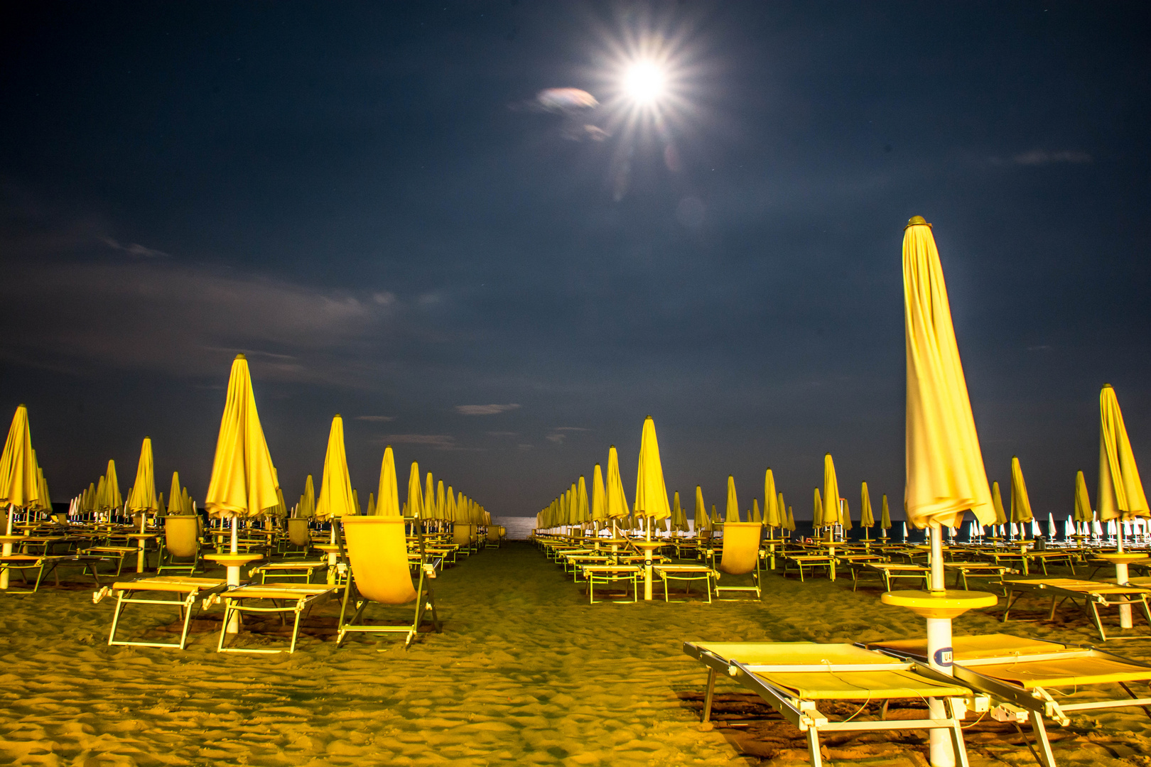 wenn der Vollmond am Strand von Lignano strahlt