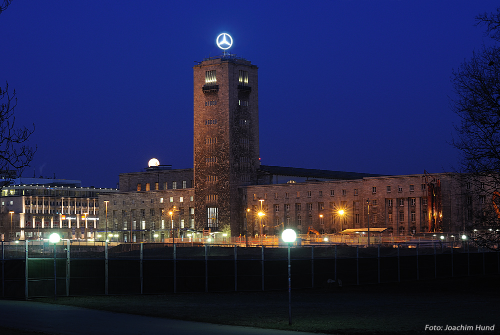 Wenn der Vollmond hinter dem Bahnhof versinkt