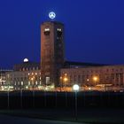 Wenn der Vollmond hinter dem Bahnhof versinkt