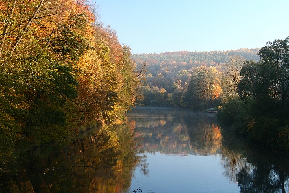 Wenn der zarte Morgennebel über dem Fluß aufsteigt