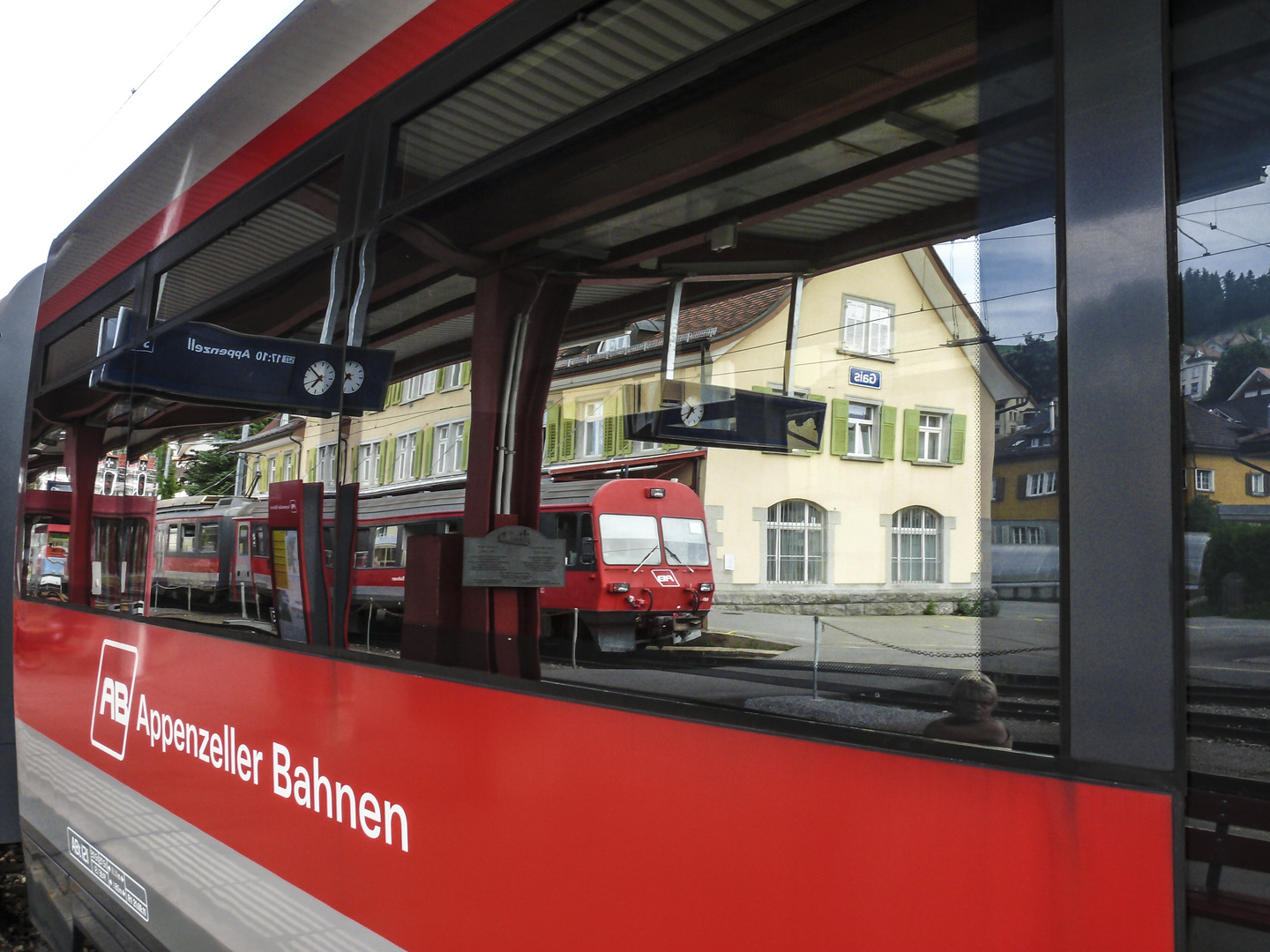 Wenn der Zug im Zug im Bahnhof steht