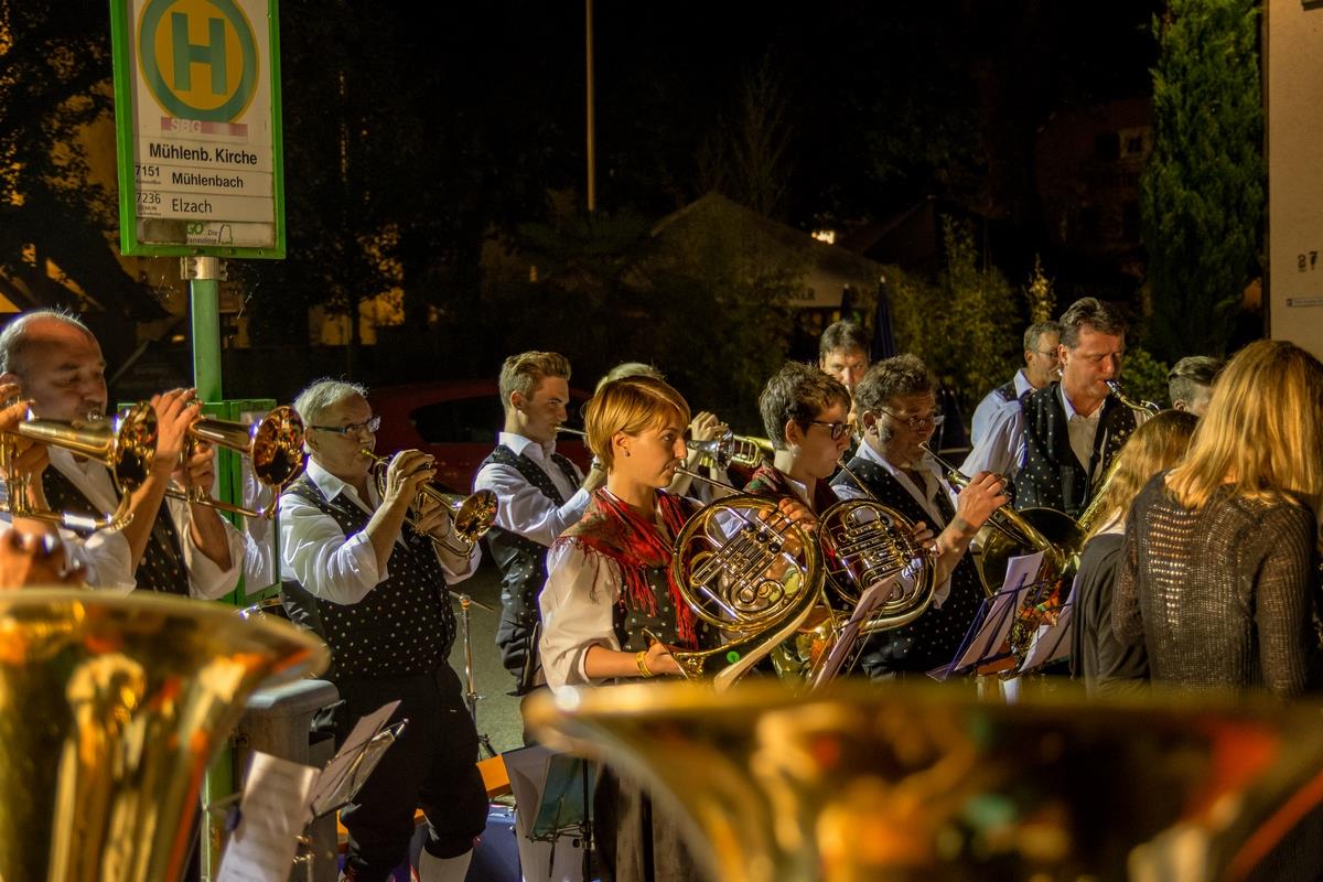 Wenn die Musikkapelle auf den Bus wartet