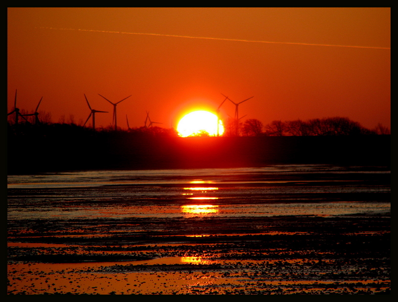 Wenn die rote Sonne am Meer versinkt