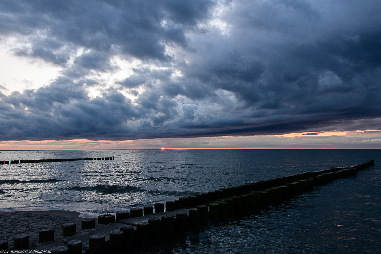 Wenn die rote Sonne im Meer versinkt