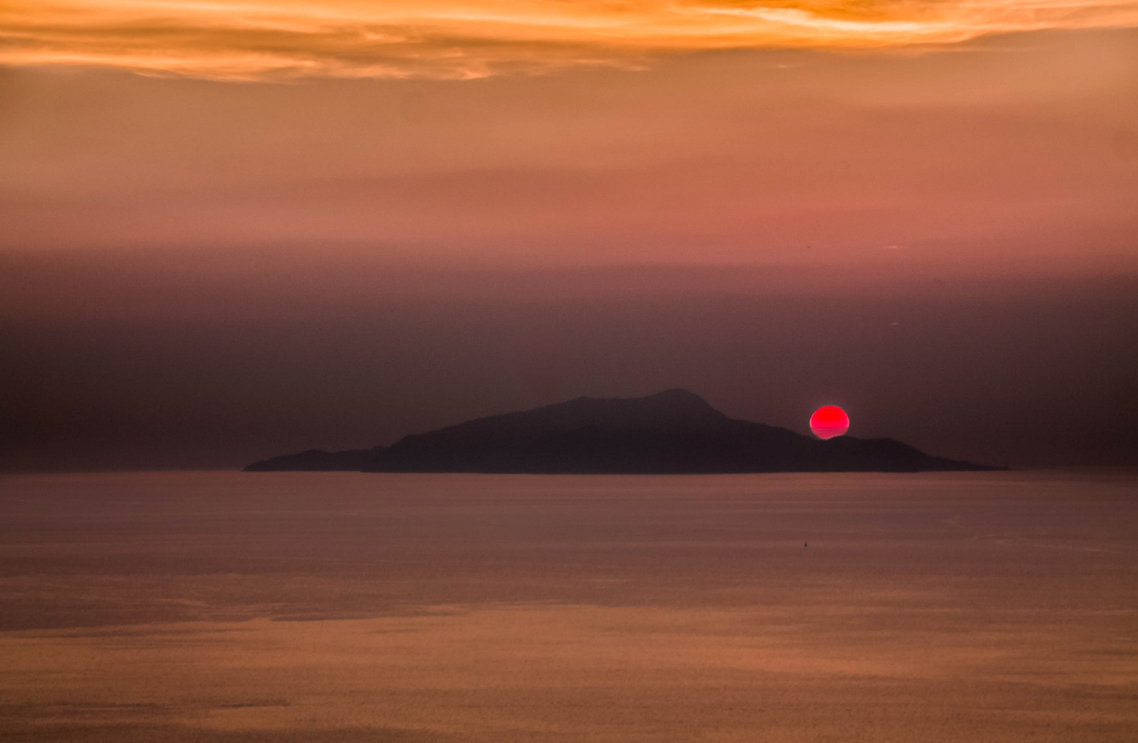 Wenn die rote Sonne über Capri im Meer versinkt..