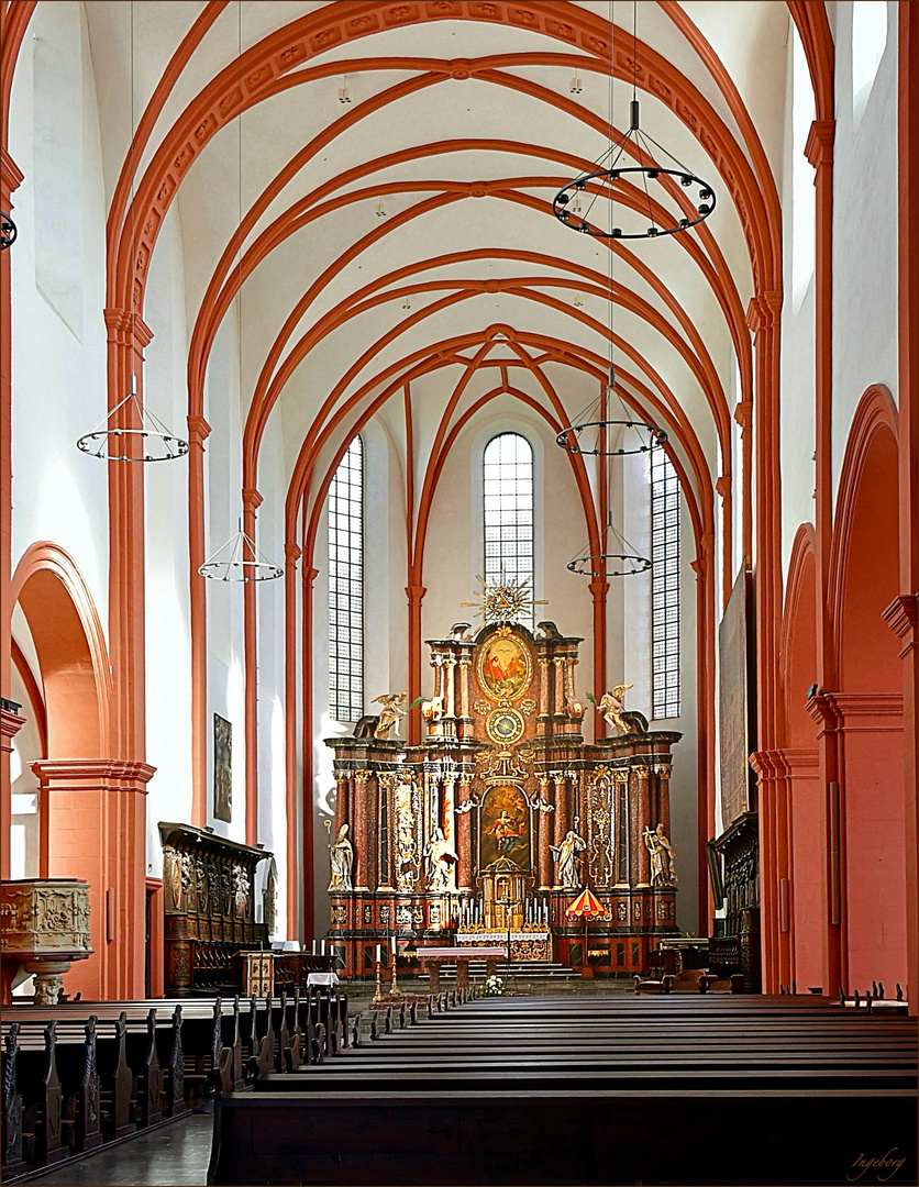 Wenn die Sonne das Kirchenschiff der St. Salvator-Basilika erhellt