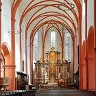 Wenn die Sonne das Kirchenschiff der St. Salvator-Basilika erhellt