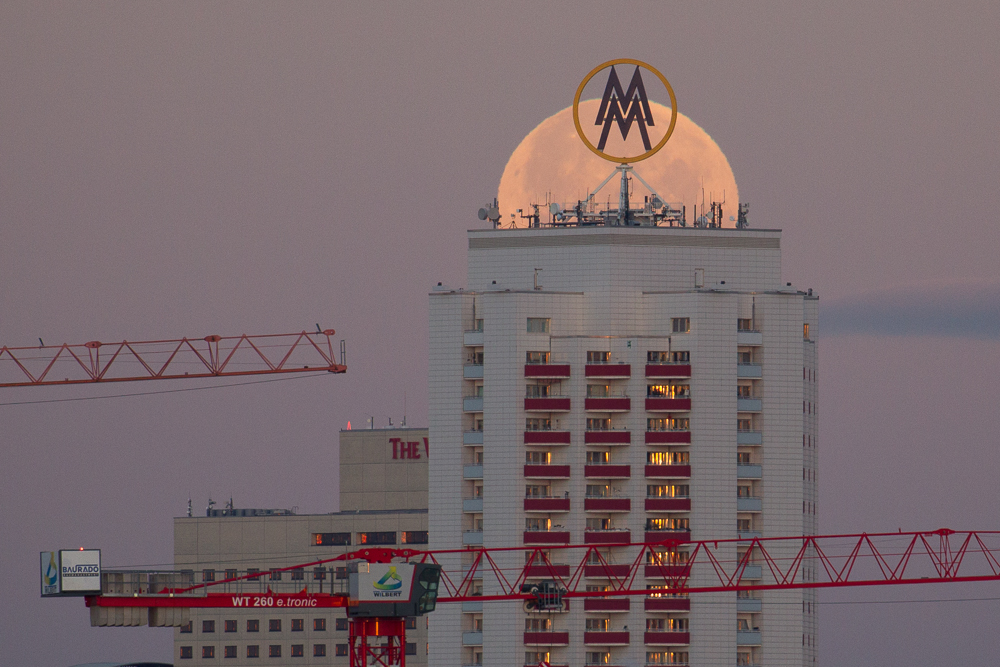 Wenn die Sonne den Mond berührt