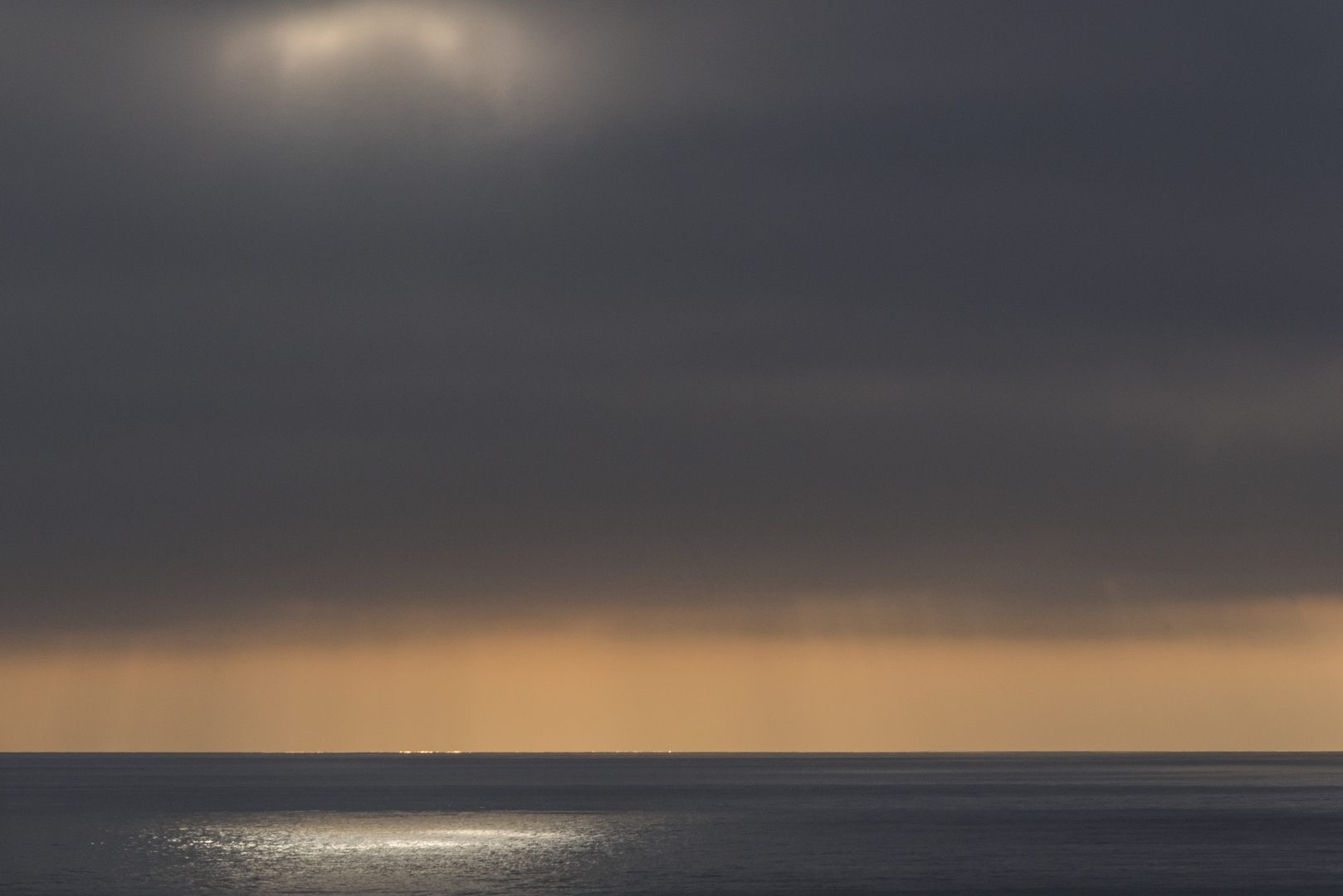 Wenn die Sonne durch die Wolken bricht - auf hoher See