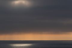 Wenn die Sonne durch die Wolken bricht - auf hoher See