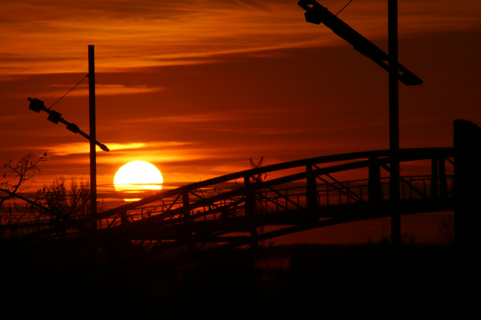 wenn die Sonne, hinter der Brücke versinkt