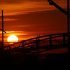 wenn die Sonne, hinter der Brücke versinkt