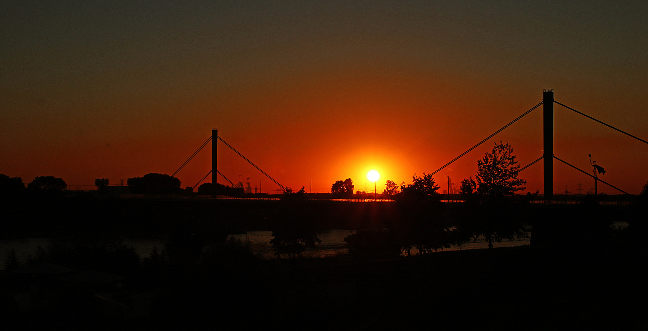 wenn die Sonne, hinter der Brücke versinkt