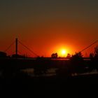 wenn die Sonne, hinter der Brücke versinkt