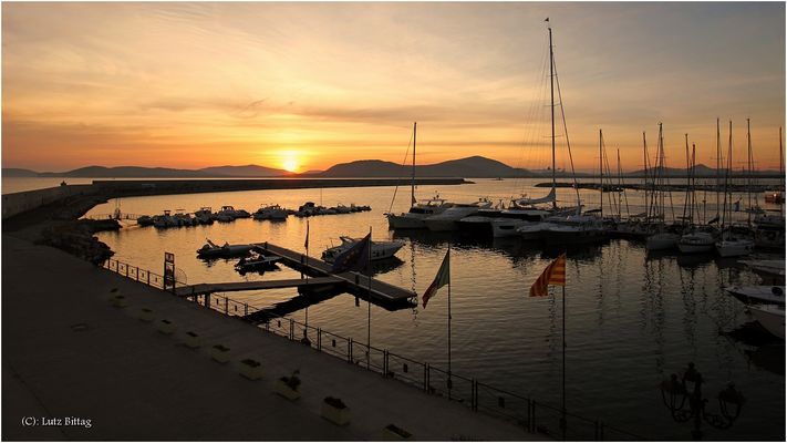 Wenn die Sonne hinter einer Insel unter geht