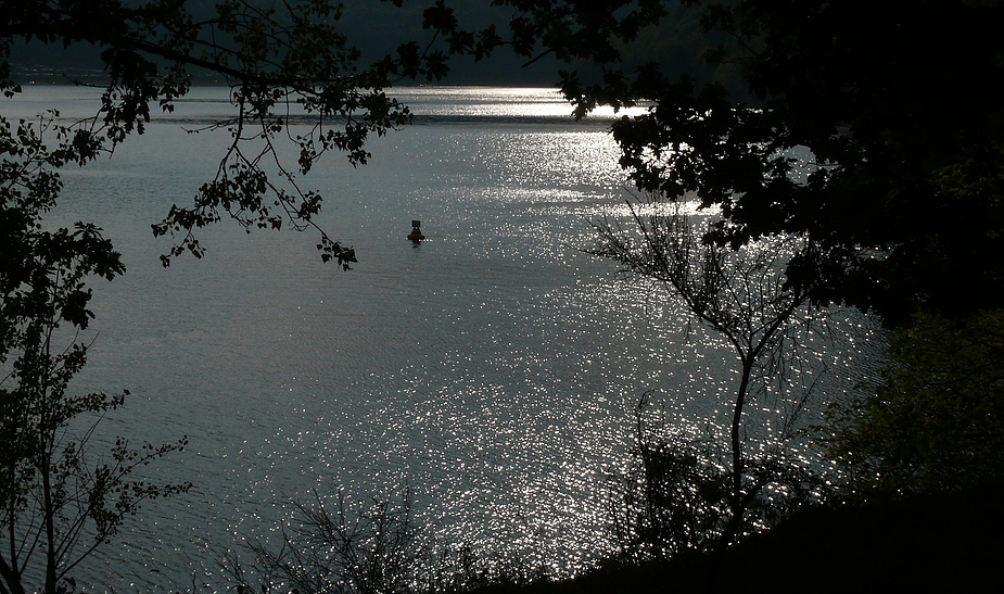 Wenn die Sonne ins Wasser fällt tauchen Diamanten aus der Tiefe auf