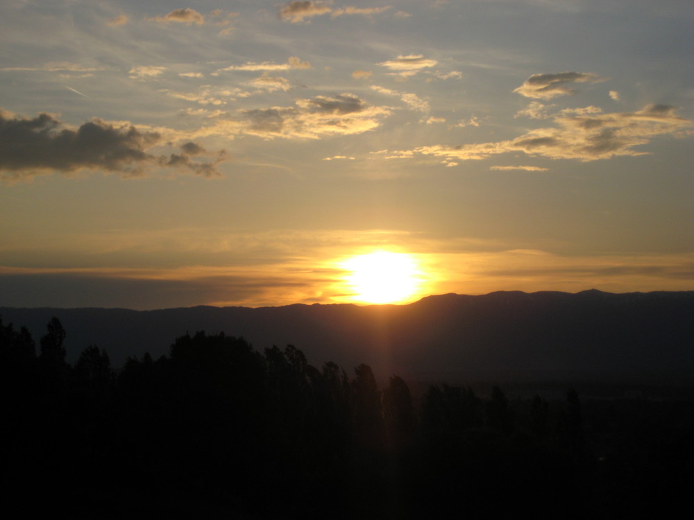 Wenn die Sonne über den Bergen Genfs untergeht