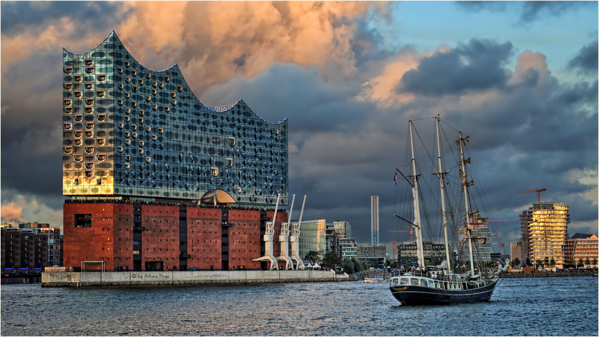 Wenn die  Sonne untergeht in Hamburg  an der Elbe  Foto 