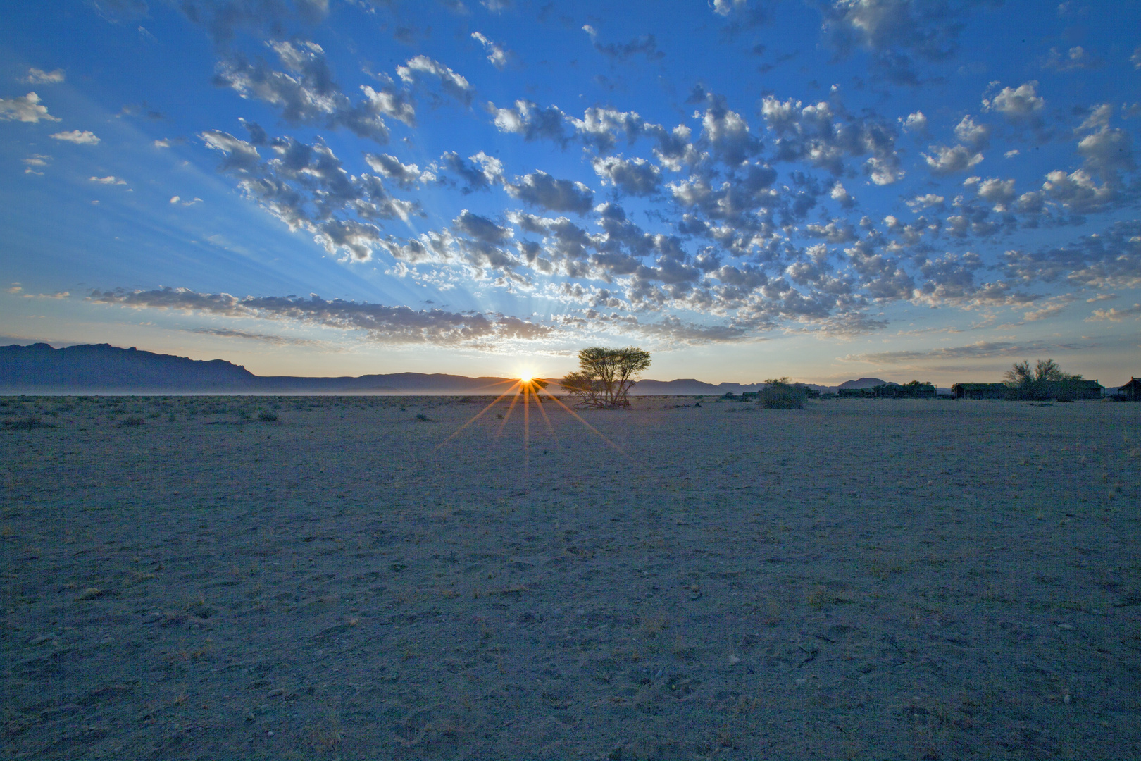 ... wenn die Sonne wieder aufgeht, über Namibia ...