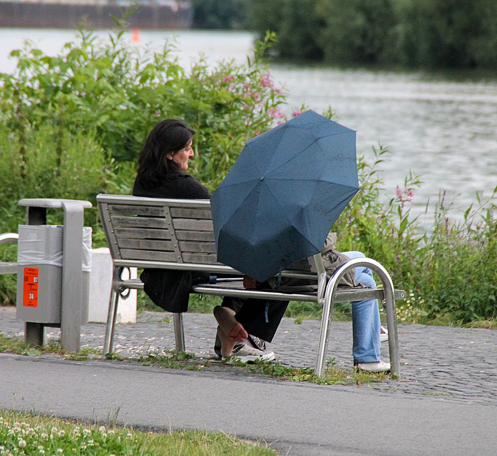 Wenn du den Schirm zumachst ziehe ich die Schuhe wieder an.