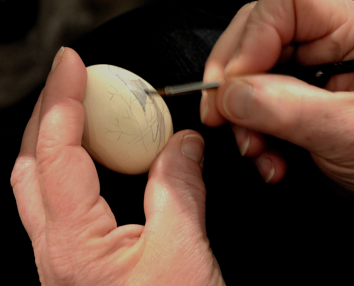 Wenn Eier von zarter Frauenhand bepinselt ist Ostern nicht mehr fern