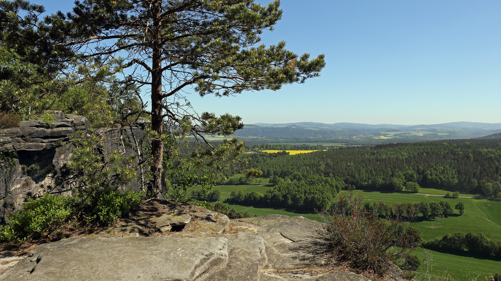 Wenn eine Aufnahme den Gipfel und das weite Land so harmonisch vereint...