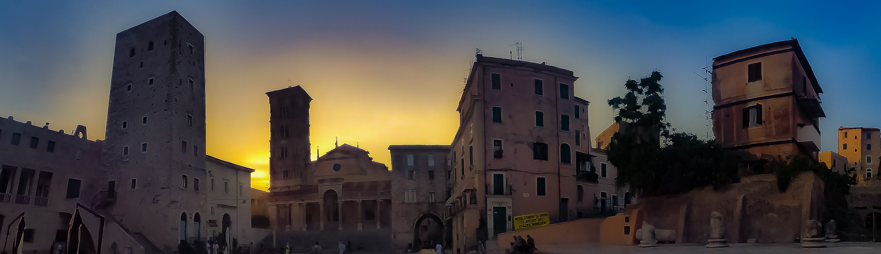 Wenn es Abend ist ... im Centro Storico von Terracina 