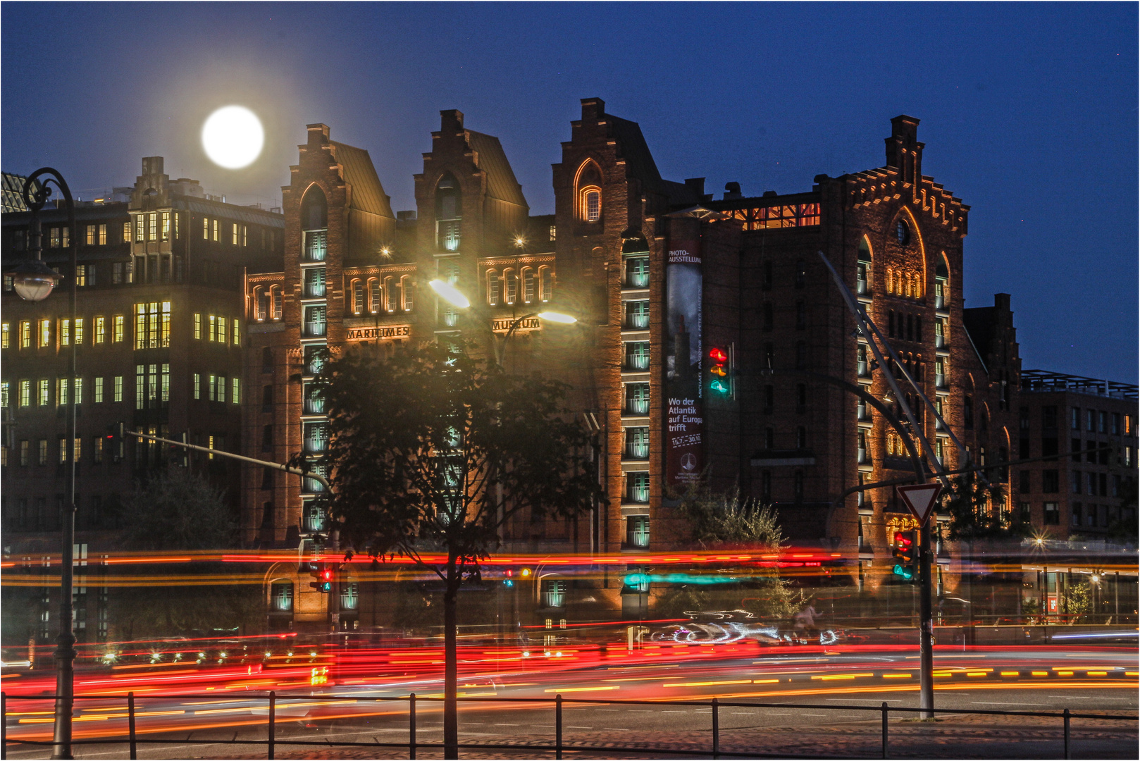 Wenn es Abend wird Foto &amp; Bild | architektur, vollmond, verkehr