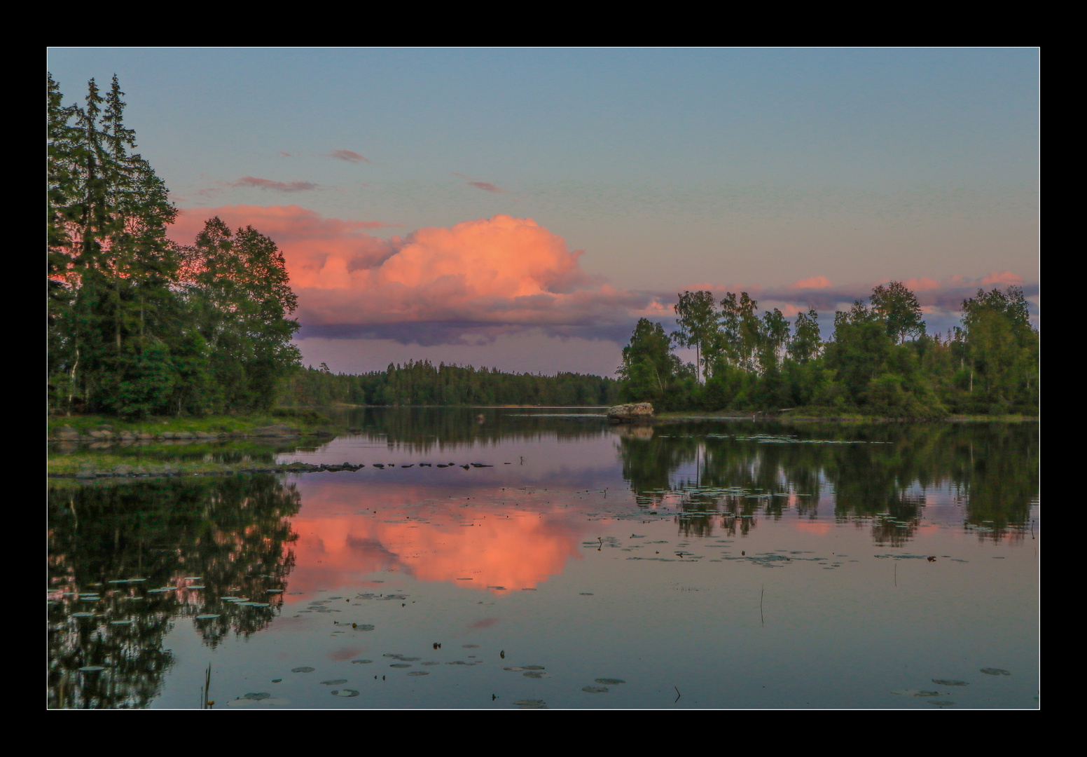 Wenn es Abend wird am See (Schweden).