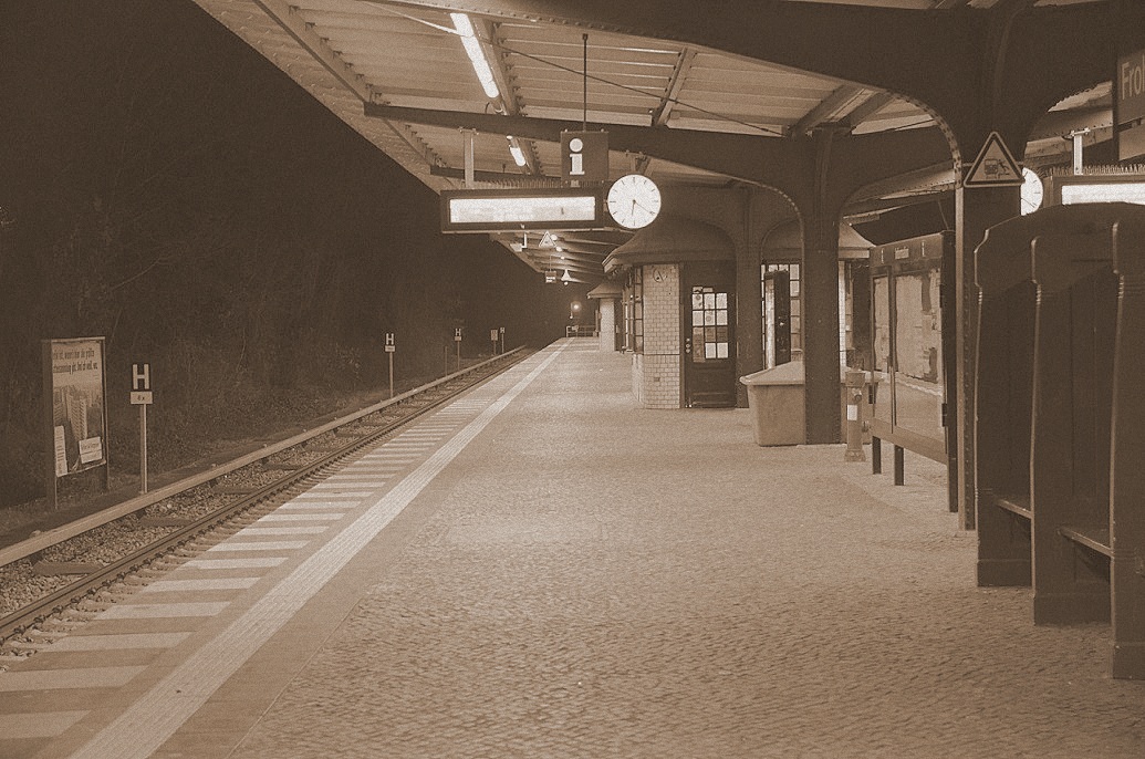 Wenn es Abend wird, leeren sich die Bahnhöfe in Vororten Berlins