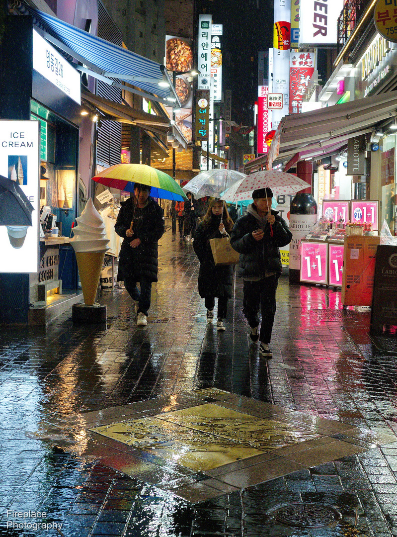 Wenn es in Seoul regnet, spiegelt sich alles auf der Straße. 