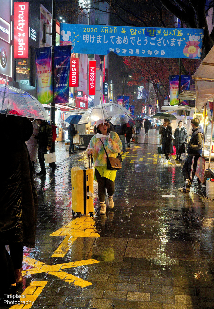 Wenn es in Seoul regnet, spiegelt sich alles auf der Straße. 