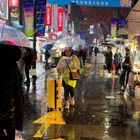 Wenn es in Seoul regnet, spiegelt sich alles auf der Straße. 