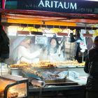 Wenn es in Seoul regnet, spiegelt sich alles auf der Straße. 