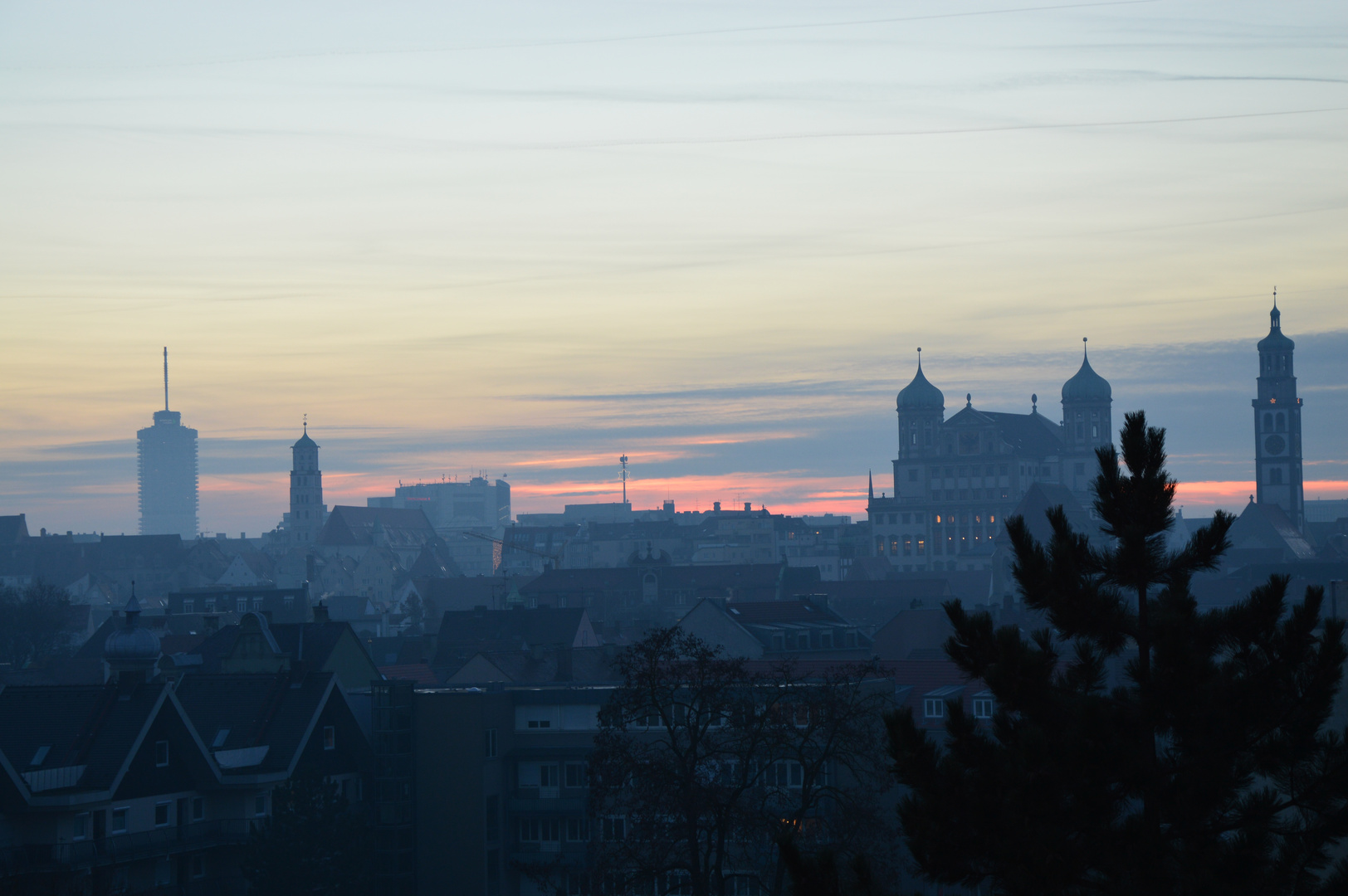 Wenn es langsam Nacht wird über Augsburg