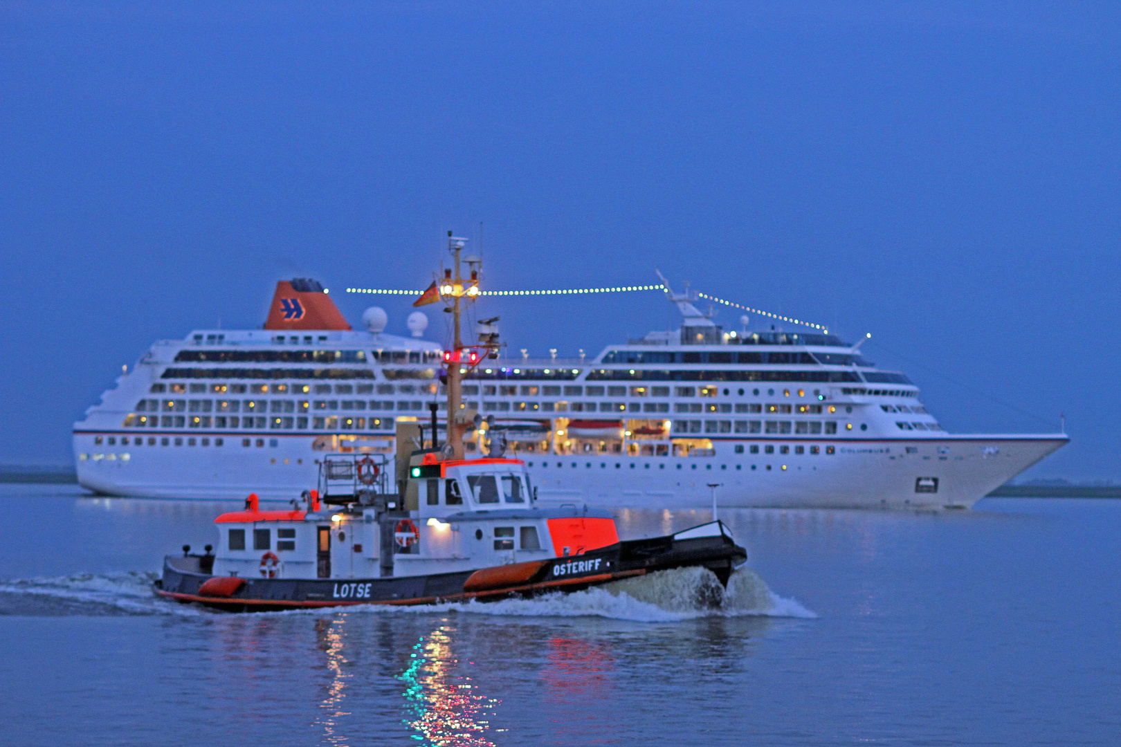 wenn es Nacht ist auf der Elbe ...Lotsenboot und Columbus 2