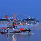 wenn es Nacht ist auf der Elbe ...Lotsenboot und Columbus 2