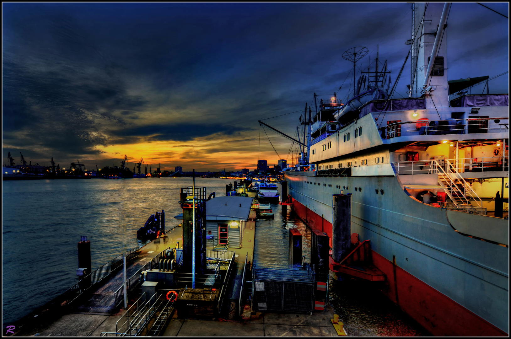 Wenn es Nacht wird im Hafen ...