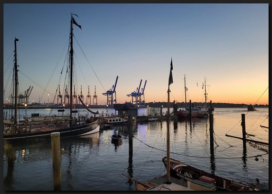 ...Wenn es Nacht wird im Hafen...