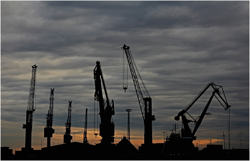 Wenn im abendlichen Hafen alle Kräne schlafen