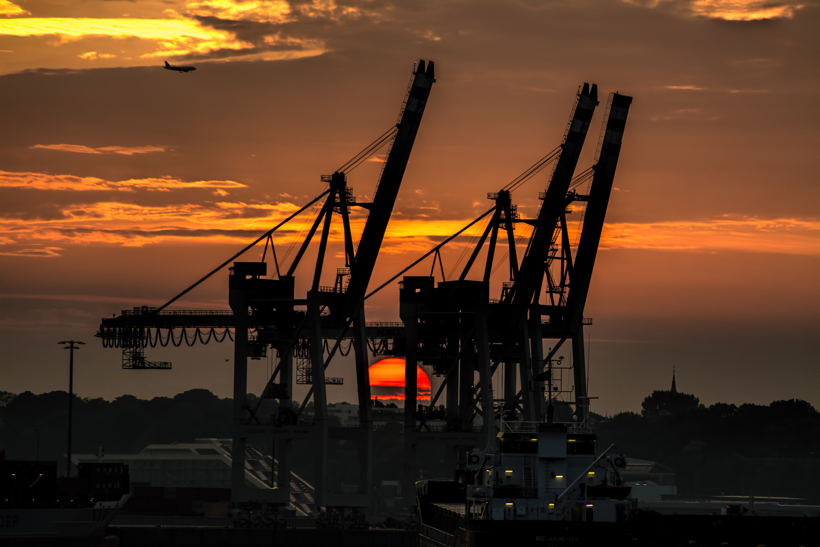 Wenn im Hamburger Hafen die Sonne am Horizont versinkt....