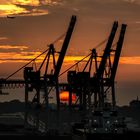 Wenn im Hamburger Hafen die Sonne am Horizont versinkt....