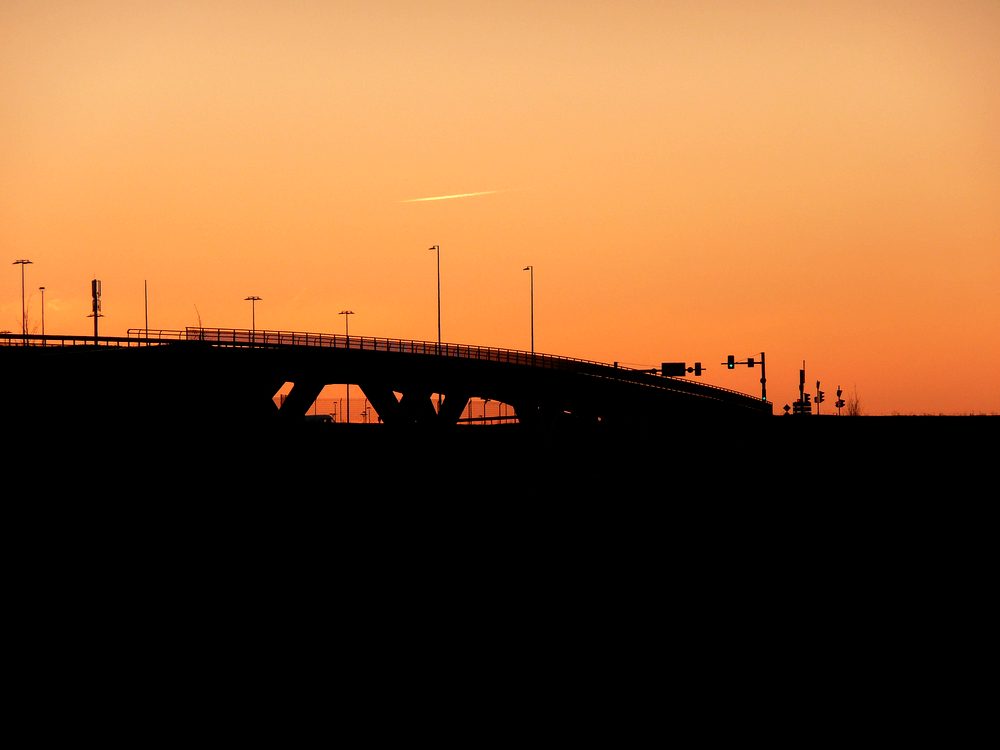 Wenn in Stuttgart die Sonne hinter der Brücke versinkt...