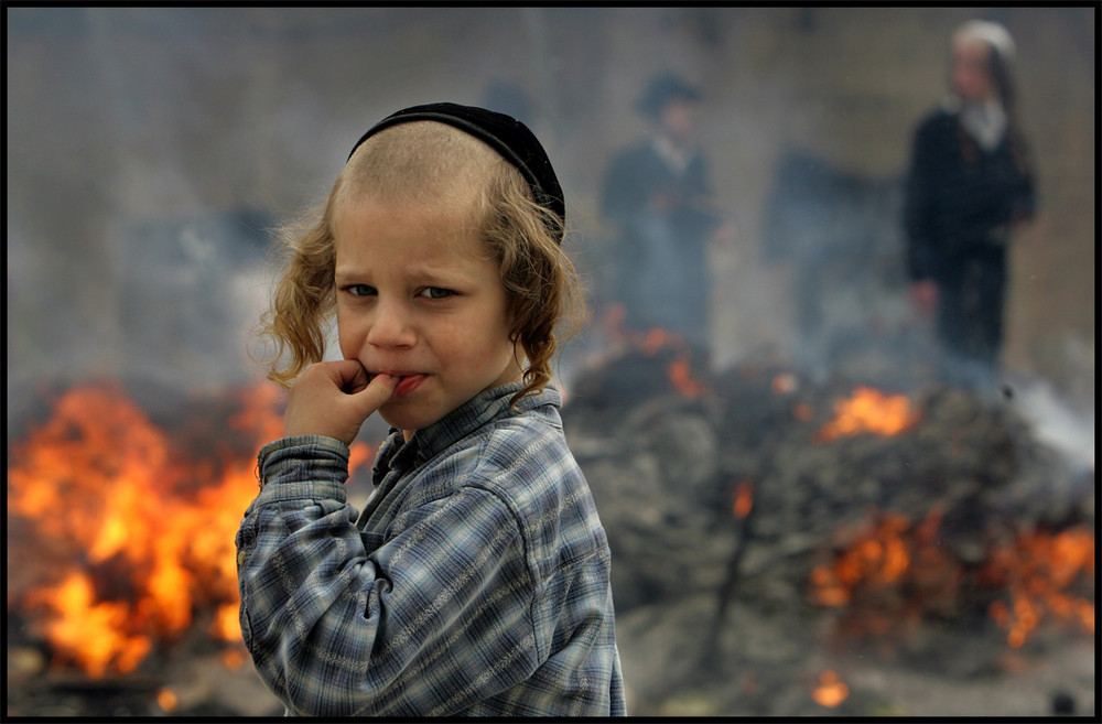 Wenn Kinder Mit Feuer Spielen Photo Image Kids People Images At Photo Community