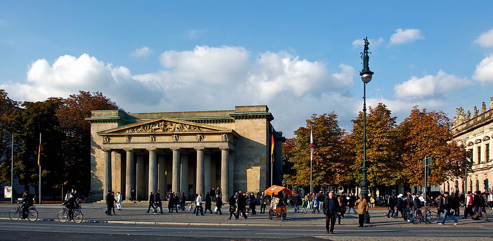 wenn man am zeughaus entlang latscht kommt man zu diese hütte hier an