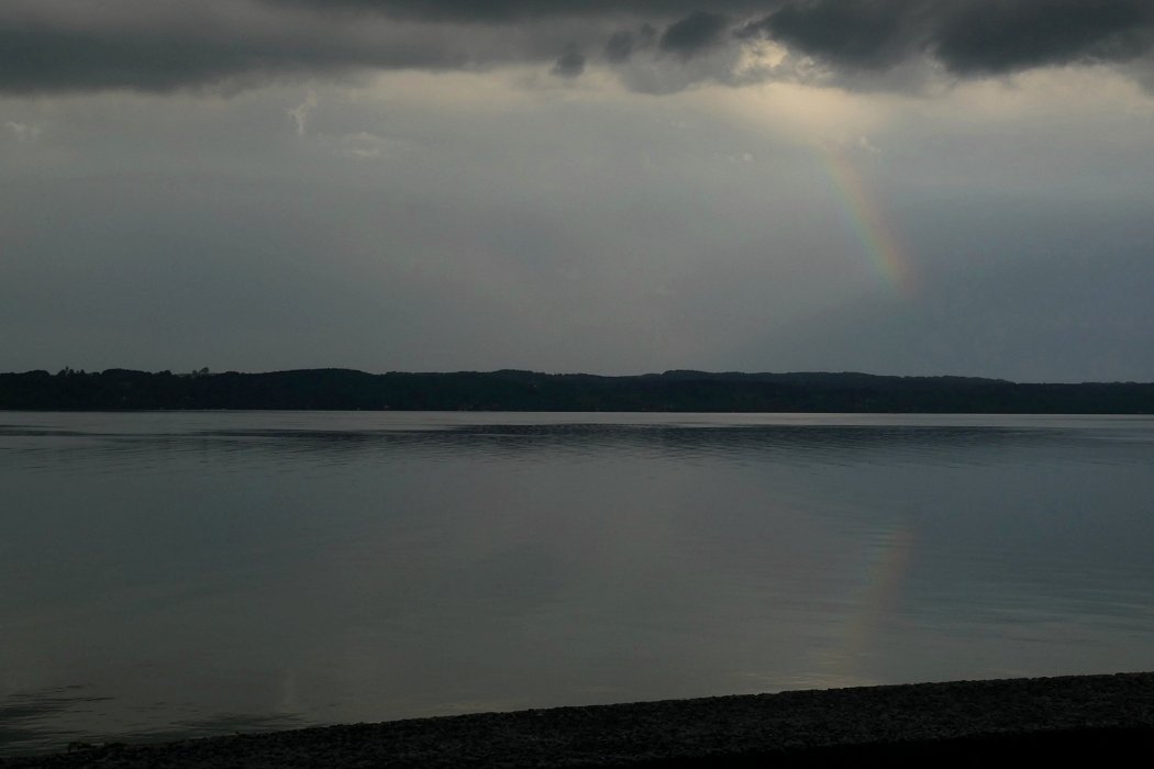 Wenn Regenbogen mit ihrem Rüssel den See schlürfen
