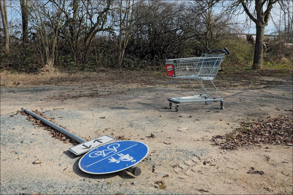 wenn Schilder fallen und Einkaufswagen leer bleiben